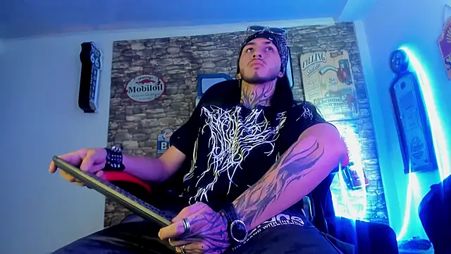 Snapshot of the_beast_master_ chatting on 02/03/25, 12:25 the beast master  online show from 02/03/25, 12:25