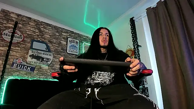 Snapshot of the_beast_master_ chatting on 02/26/25, 12:14 the beast master  online show from 02/26/25, 12:14