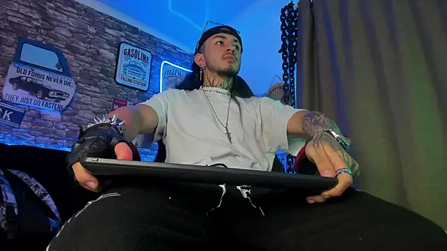 Snapshot of the_beast_master_ chatting on 03/05/25, 12:11 the beast master  online show from 03/05/25, 12:11