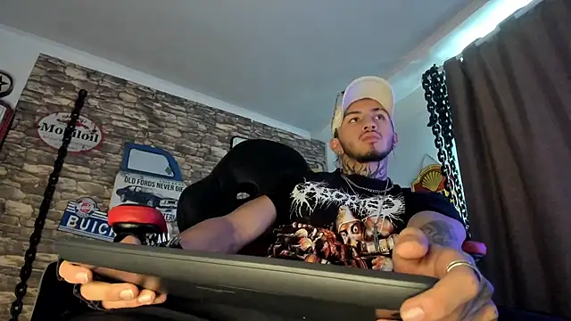 Snapshot of the_beast_master_ chatting on 03/10/25, 12:26 the beast master  online show from 03/10/25, 12:26