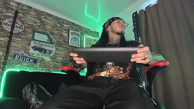 Snapshot of the_beast_master_ chatting on 03/12/25, 12:36 the beast master  online show from 03/12/25, 12:36