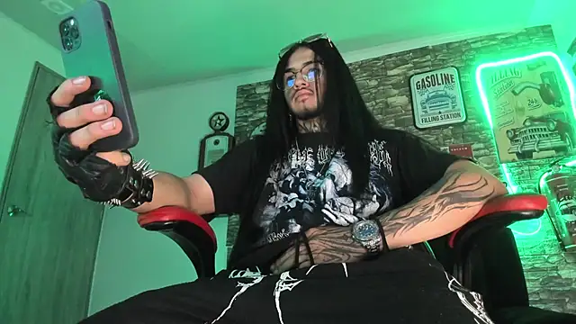 Snapshot of the_beast_master_ chatting on 03/14/25, 12:40 the beast master  online show from 03/14/25, 12:40