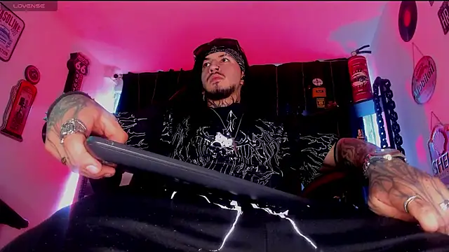 Snapshot of the_beast_master_ chatting on 10/20/25, 09:04 the beast master  online show from 10/20/25, 09:04