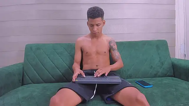 Snapshot of hard_guysbb chatting on 09/27/25, 06:40 hard guysbb online show from 09/27/25, 06:40