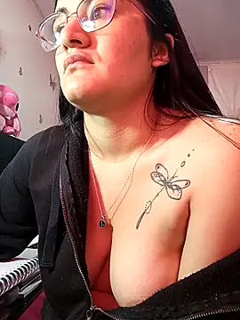 Snapshot of Hanna_Kinsley chatting on 09/26/25, 04:11 Hanna Kinsley online show from 09/26/25, 04:11