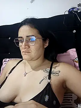 Snapshot of Hanna_Kinsley chatting on 11/04/25, 03:38 Hanna Kinsley online show from 11/04/25, 03:38