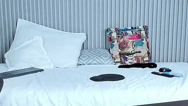 naomiii   online show from 02/06/25, 04:42