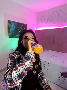 naomiii   online show from 09/18/25, 03:19