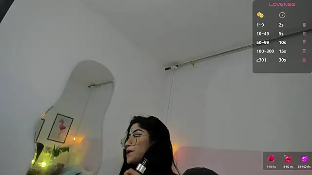 naomiii   online show from 10/16/25, 12:06