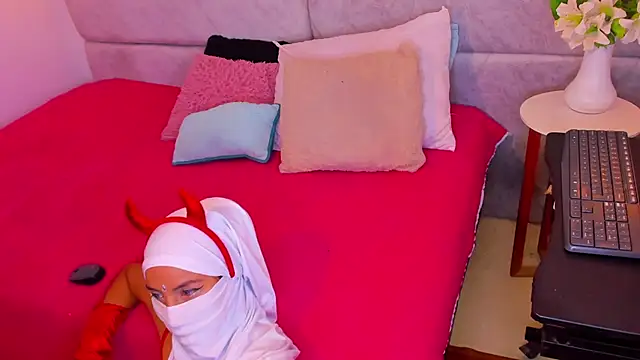 naomiii   online show from 11/05/25, 11:54