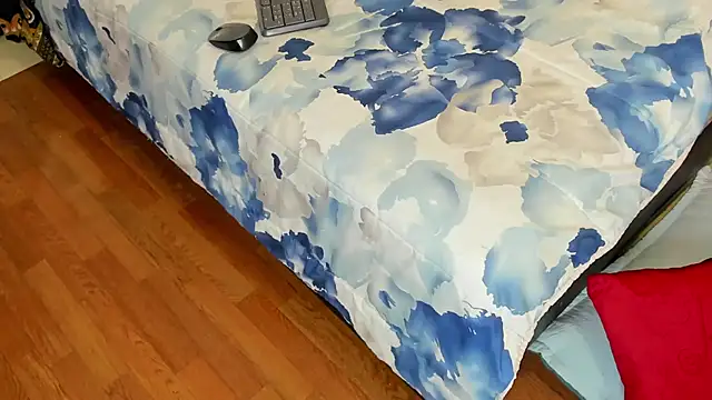 naomiii   online show from 11/08/25, 11:43