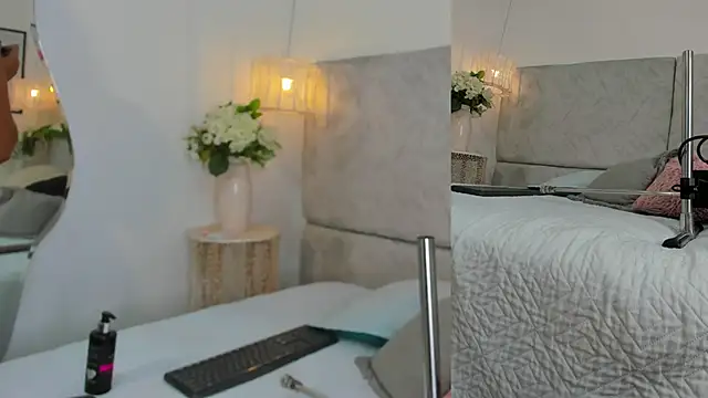 naomiii   online show from 11/14/25, 11:53