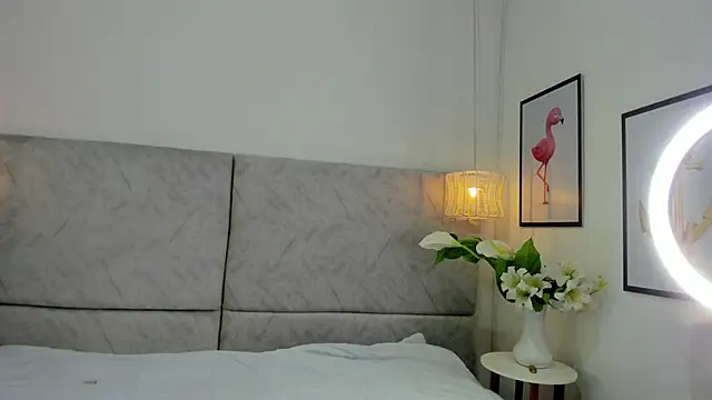 naomiii   online show from 12/03/25, 11:41