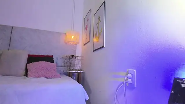 naomiii   online show from 01/06/26, 11:36