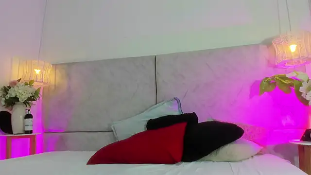 naomiii   online show from 03/25/26, 11:38