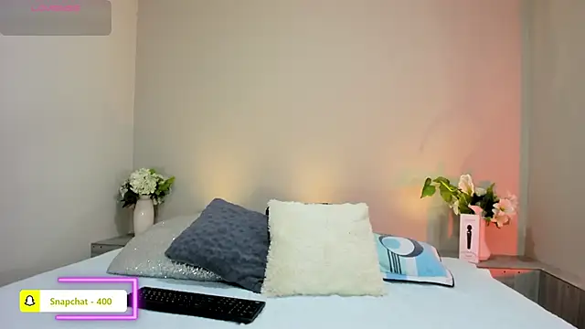 naomiii   online show from 04/17/26, 11:46