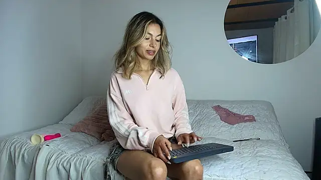 Snapshot of Karolgood3 chatting on 01/13/26, 03:23 Karolgood3 online show from 01/13/26, 03:23