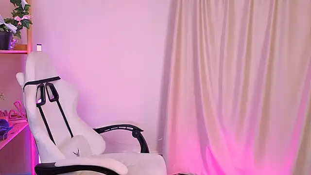 EmmaKeam online show from 10/07/25, 10:01