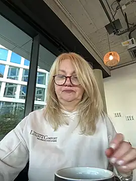 Snapshot of Blond_Woman chatting on 03/18/25, 01:42 Blond Woman online show from 03/18/25, 01:42