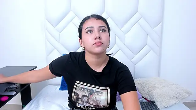 Snapshot of Analia18_ chatting on 11/14/25, 01:32 Analia18 online show from 11/14/25, 01:32