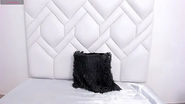 Snapshot of Analia18_ chatting on 12/19/25, 01:18 Analia18 online show from 12/19/25, 01:18