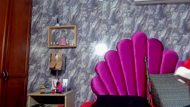 Snapshot of EMMAPARISS chatting on 12/17/25, 11:27 EMMAPARISS online show from 12/17/25, 11:27