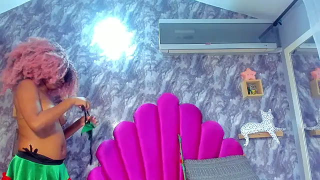 Snapshot of EMMAPARISS chatting on 12/22/25, 11:51 EMMAPARISS online show from 12/22/25, 11:51