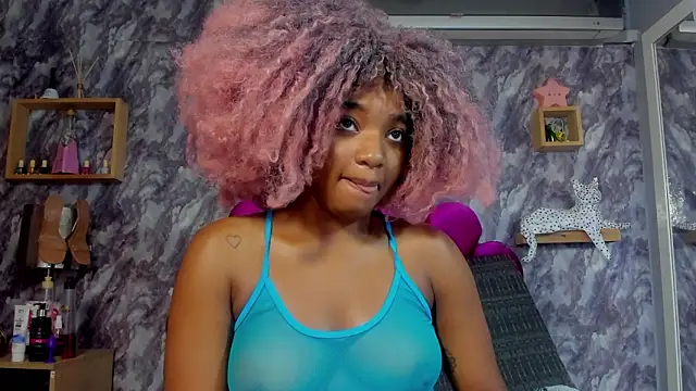 Snapshot of EMMAPARISS chatting on 02/05/26, 12:10 EMMAPARISS online show from 02/05/26, 12:10