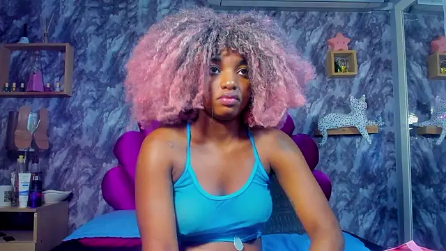 Snapshot of EMMAPARISS chatting on 02/19/26, 12:01 EMMAPARISS online show from 02/19/26, 12:01