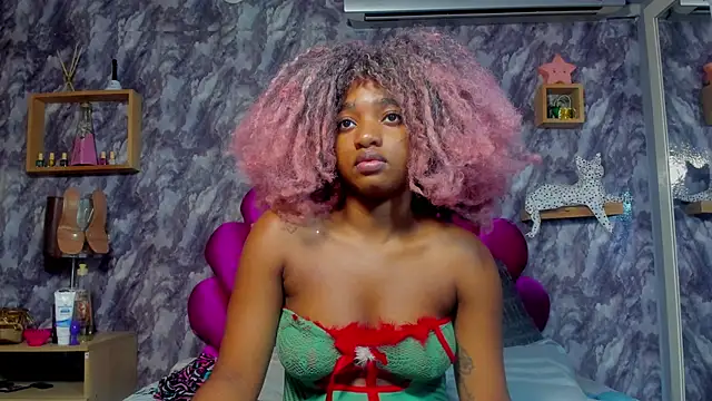 Snapshot of EMMAPARISS chatting on 03/24/26, 12:43 EMMAPARISS online show from 03/24/26, 12:43