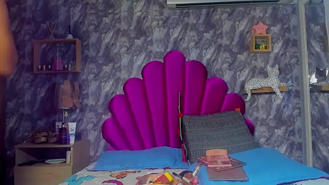 Snapshot of EMMAPARISS chatting on 03/31/26, 12:05 EMMAPARISS online show from 03/31/26, 12:05