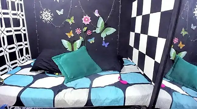 Snapshot of MikeRose94 chatting on 03/12/25, 08:20 MikeRose94 online show from 03/12/25, 08:20