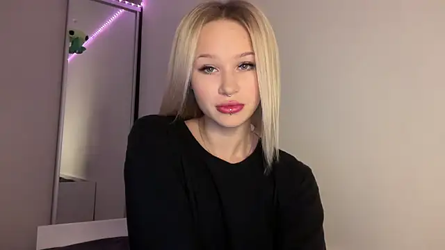 Snapshot of ur_molly chatting on 12/08/24, 02:49 ur molly online show from 12/08/24, 02:49