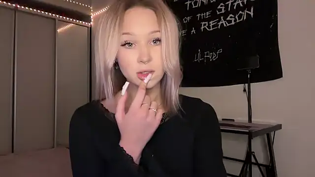 Snapshot of ur_molly chatting on 03/18/25, 05:10 ur molly online show from 03/18/25, 05:10