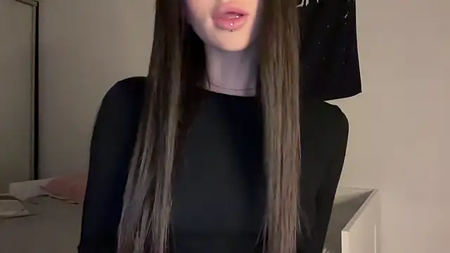 Snapshot of ur_molly chatting on 09/19/25, 01:56 ur molly online show from 09/19/25, 01:56