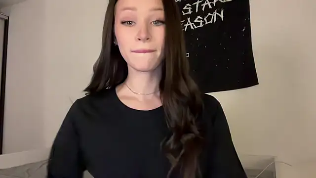 Snapshot of ur_molly chatting on 10/17/25, 01:03 ur molly online show from 10/17/25, 01:03