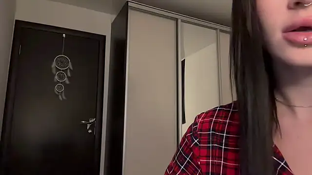 Snapshot of ur_molly chatting on 10/20/25, 01:33 ur molly online show from 10/20/25, 01:33