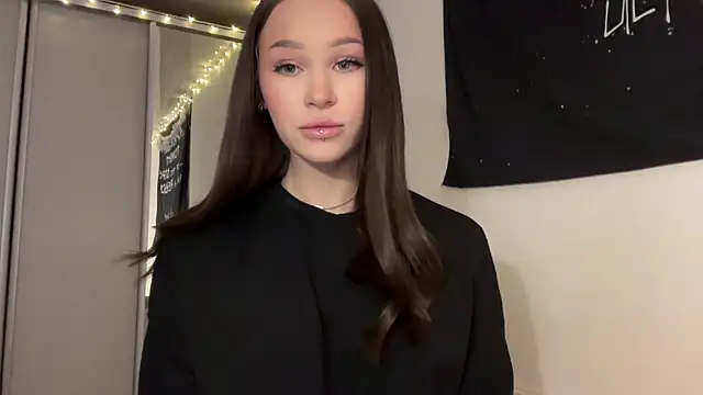 Snapshot of ur_molly chatting on 03/25/26, 06:19 ur molly online show from 03/25/26, 06:19