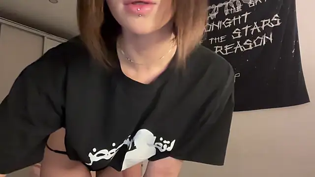 Snapshot of ur_molly chatting on 04/06/26, 12:28 ur molly online show from 04/06/26, 12:28