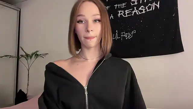 Snapshot of ur_molly chatting on 04/15/26, 12:34 ur molly online show from 04/15/26, 12:34