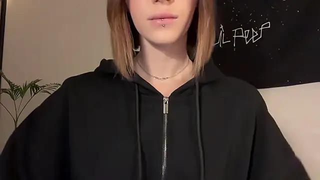 Snapshot of ur_molly chatting on 04/16/26, 04:57 ur molly online show from 04/16/26, 04:57