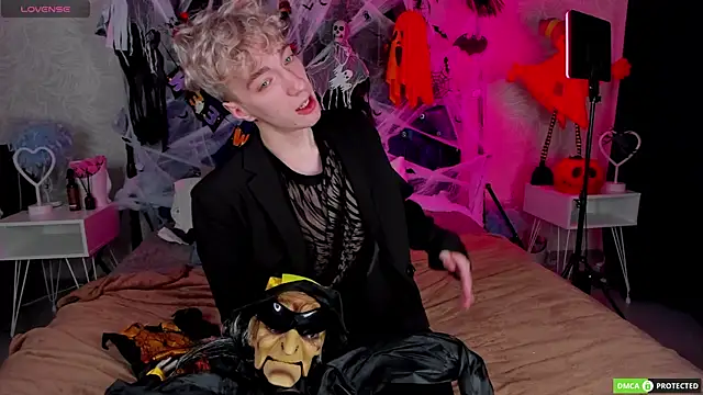 TrevorBenson online show from 10/31/25, 03:18