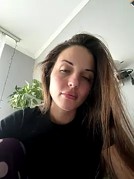 Snapshot of AmiLavs chatting on 12/21/25, 11:28 AmiLavs online show from 12/21/25, 11:28