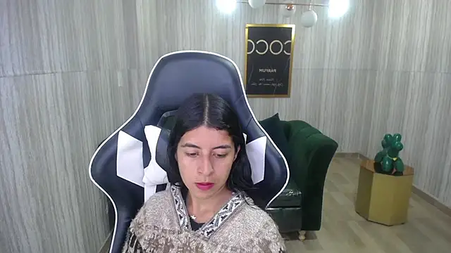 Snapshot of Bela_t_ chatting on 12/17/24, 04:43 Bela t online show from 12/17/24, 04:43