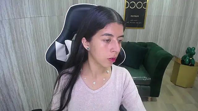 Snapshot of Bela_t_ chatting on 12/21/24, 04:25 Bela t online show from 12/21/24, 04:25