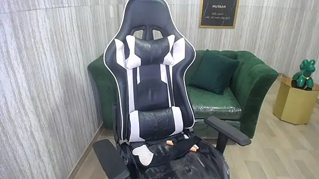 Snapshot of Bela_t_ chatting on 12/21/24, 07:27 Bela t online show from 12/21/24, 07:27