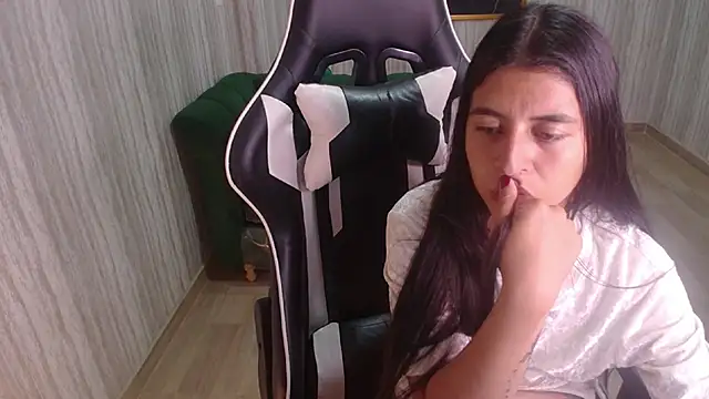 Snapshot of Bela_t_ chatting on 02/13/25, 10:43 Bela t online show from 02/13/25, 10:43