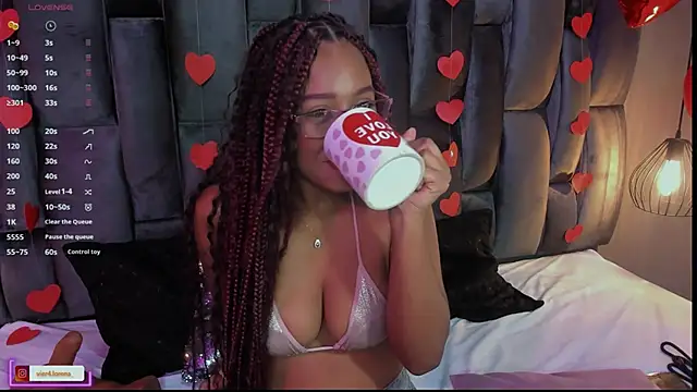 Snapshot of Lorena_Vieira_ chatting on 02/13/25, 10:54 Lorena Vieira  online show from 02/13/25, 10:54