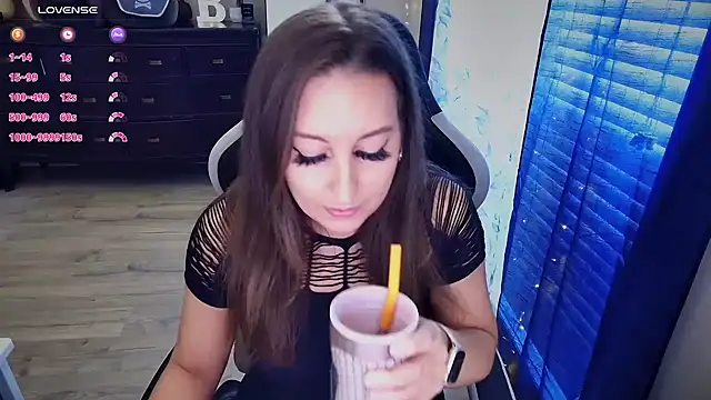 Snapshot of Brooklyn_Bee chatting on 10/31/25, 07:59 Brooklyn Bee online show from 10/31/25, 07:59