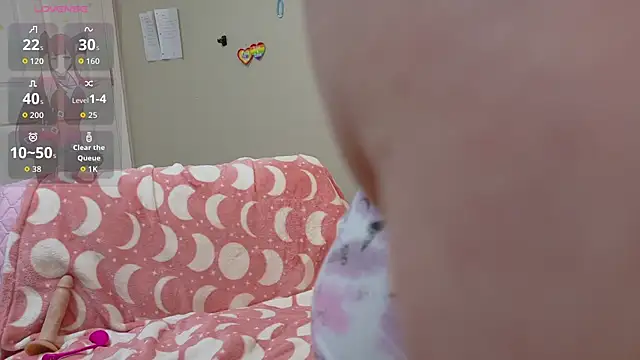 Snapshot of Luna1984 chatting on 04/15/26, 07:58 Luna1984 online show from 04/15/26, 07:58